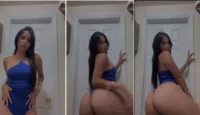 Val Angel Nuevo traje de baño azul agitando su hermoso culo